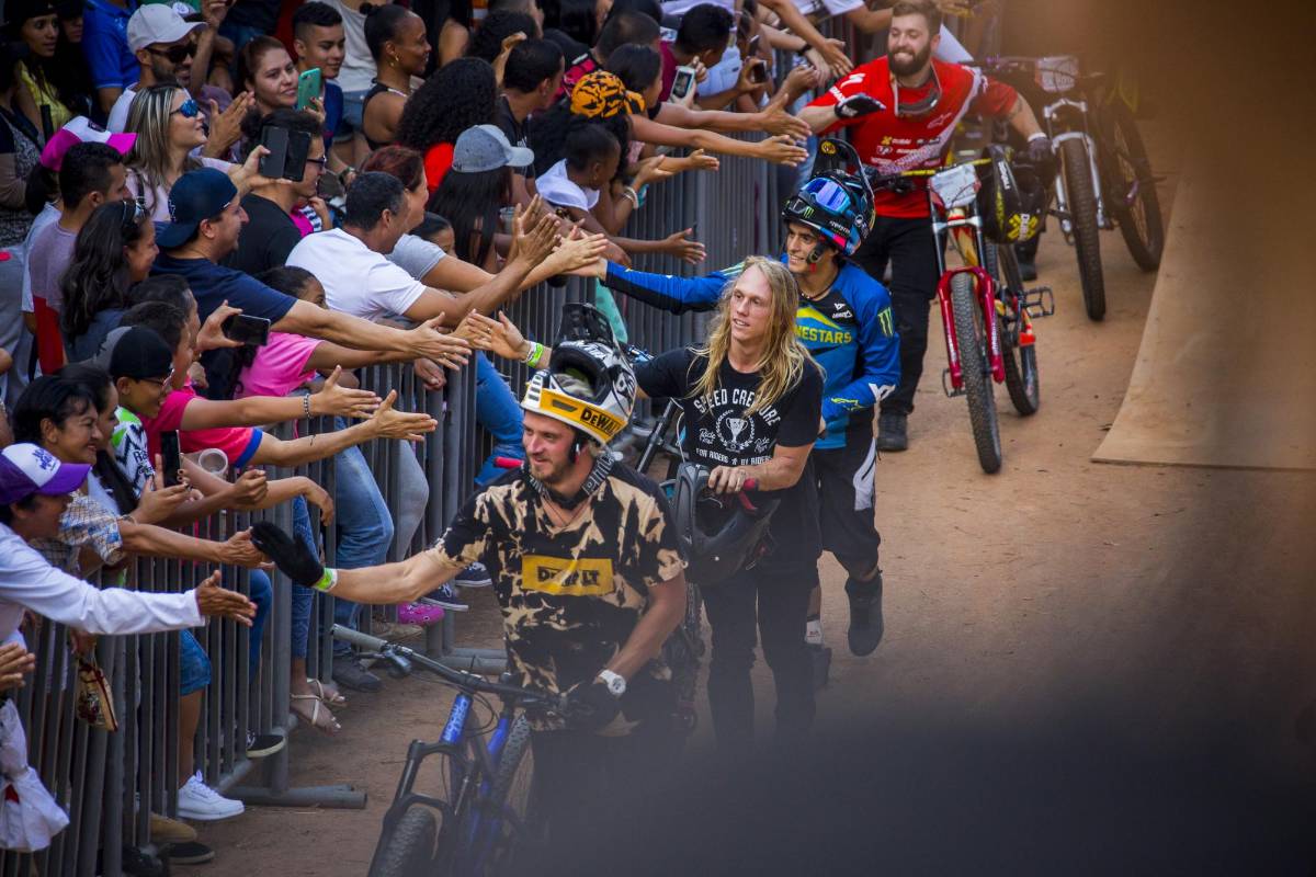 Los pilotos agradecieron el apoyo del público repartidos por toda la pista desde Belencito Corazón hasta el barrio 20 de Julio. Foto: Carlos Velázquez