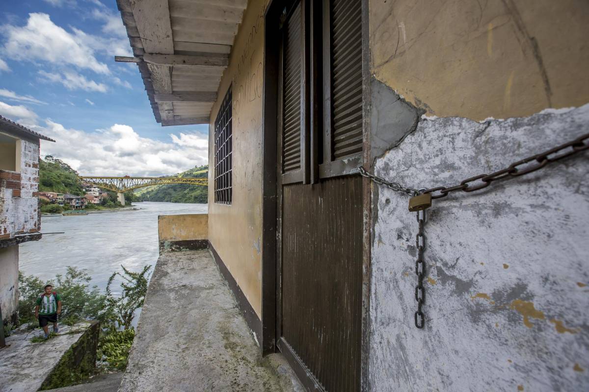 Con candados y cadenas algunas personas decidieron proteger sus viviendas de los ladrones que aprovechan la soledad de los barrios evacuados. Foto Juan Antonio Sánchez Ocampo