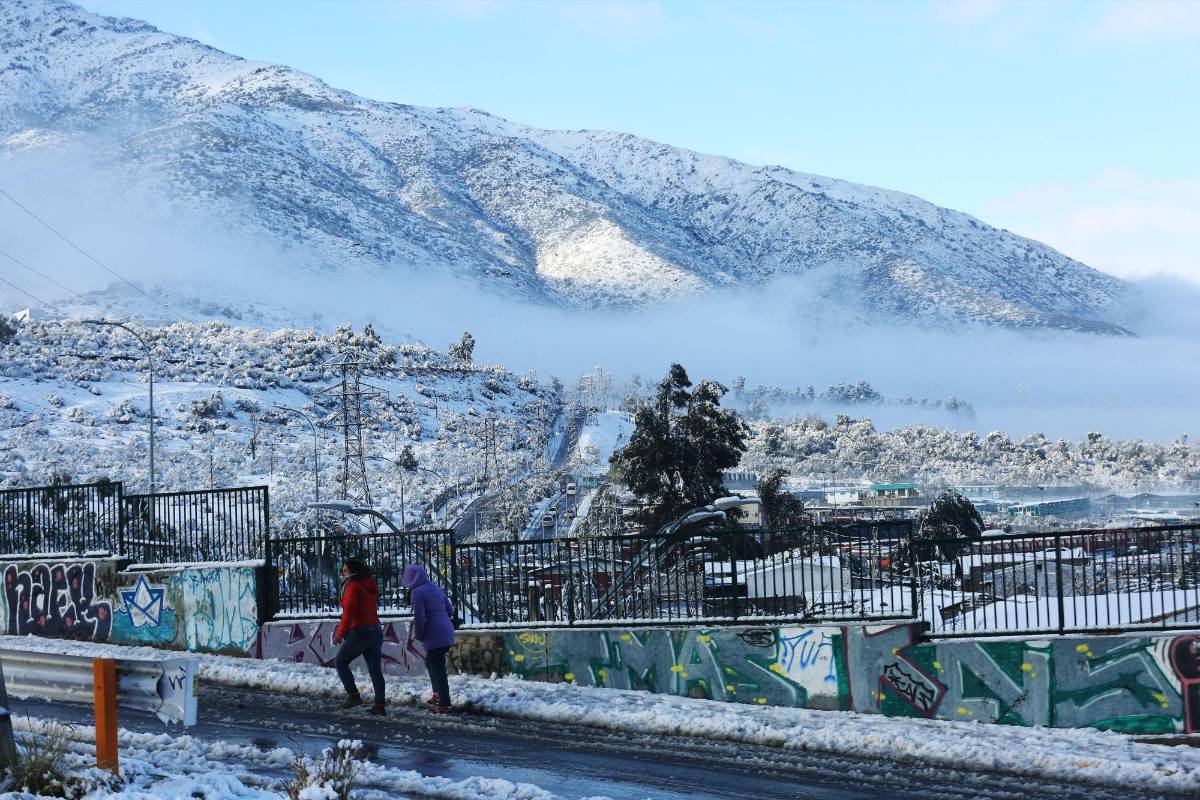 La capital chilena se vio afectada este sábado por la mayor nevada de la última década, un fenómeno que dejó a más de 300.000 hogares sin suministro eléctrico y que se repitió en otras regiones del país. FOTOS EFE Y REUTERS