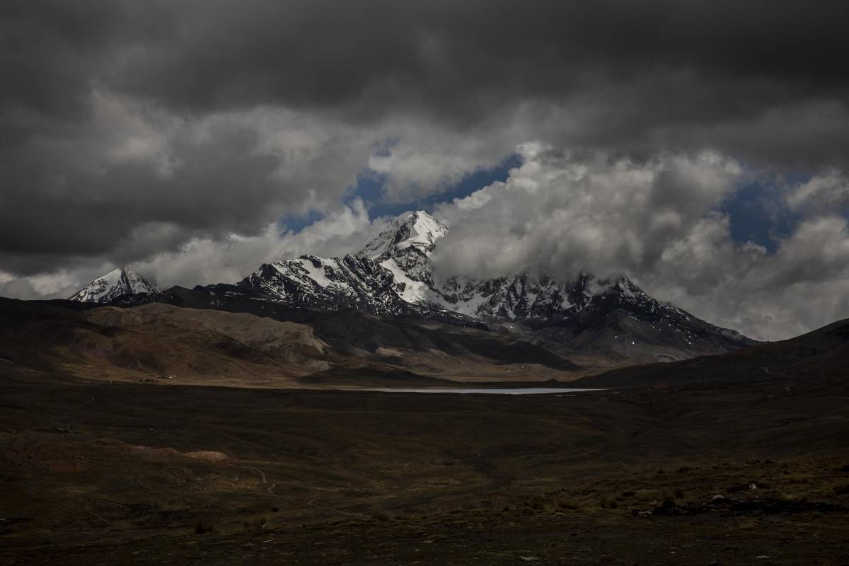 La montaña Huayna Potosí esta en el noroeste de Bolivia. Se eleva hasta los 6.088 m.s.n.m. en medio de la cordillera de los andes y es en ruta concurrida por los montañistas. Foto: Esteban Vanegas
