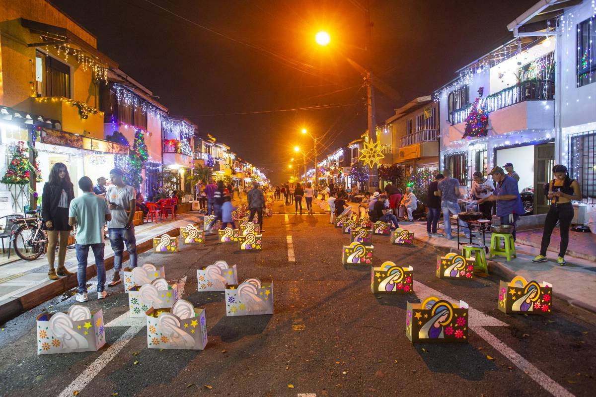 Las calles del Barrio Mesa en Envigado se iluminaron con faroles. Foto: Carlos Velásquez