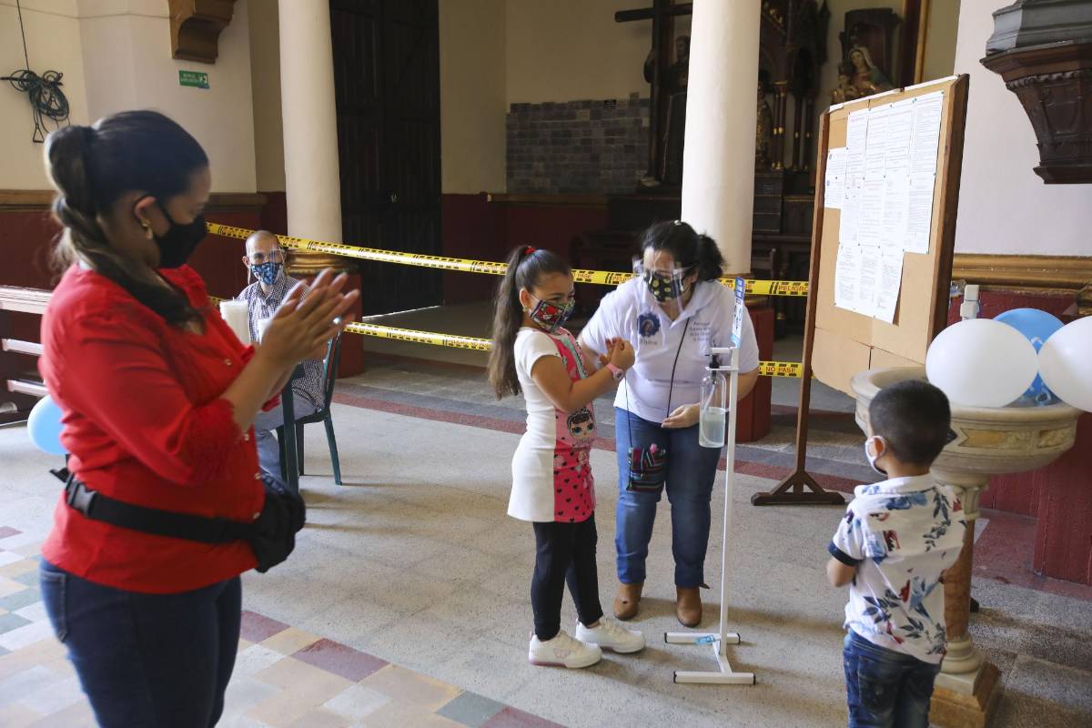 Además de la reapertura económica, los templos religiosos se suman a los lugares que, aunque limitados, permiten compartir con tapabocas y el uso de las zonas de desinfección. Foto: Edwin Bustamante