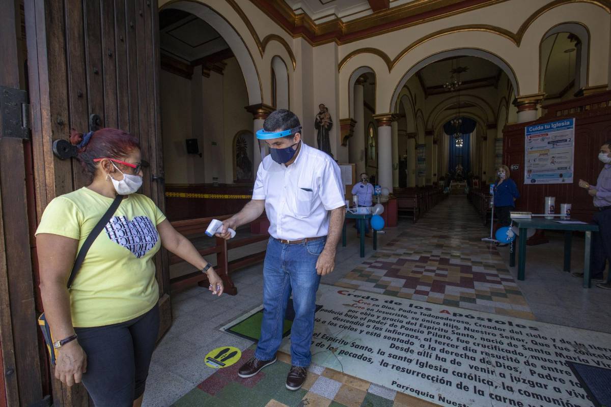 Además de la reapertura económica, los templos religiosos se suman a los lugares que, aunque limitados, permiten compartir con tapabocas y el uso de las zonas de desinfección. Foto: Edwin Bustamante
