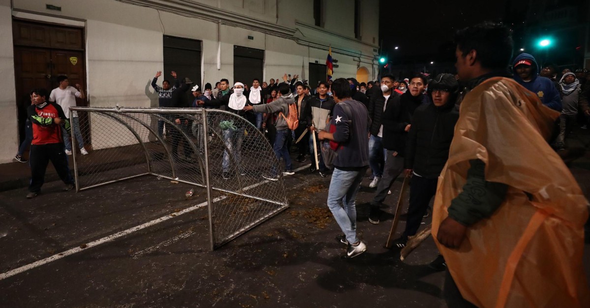 En Medio Del Caos, Manifestantes Intentan Tomarse Asamblea Nacional De ...