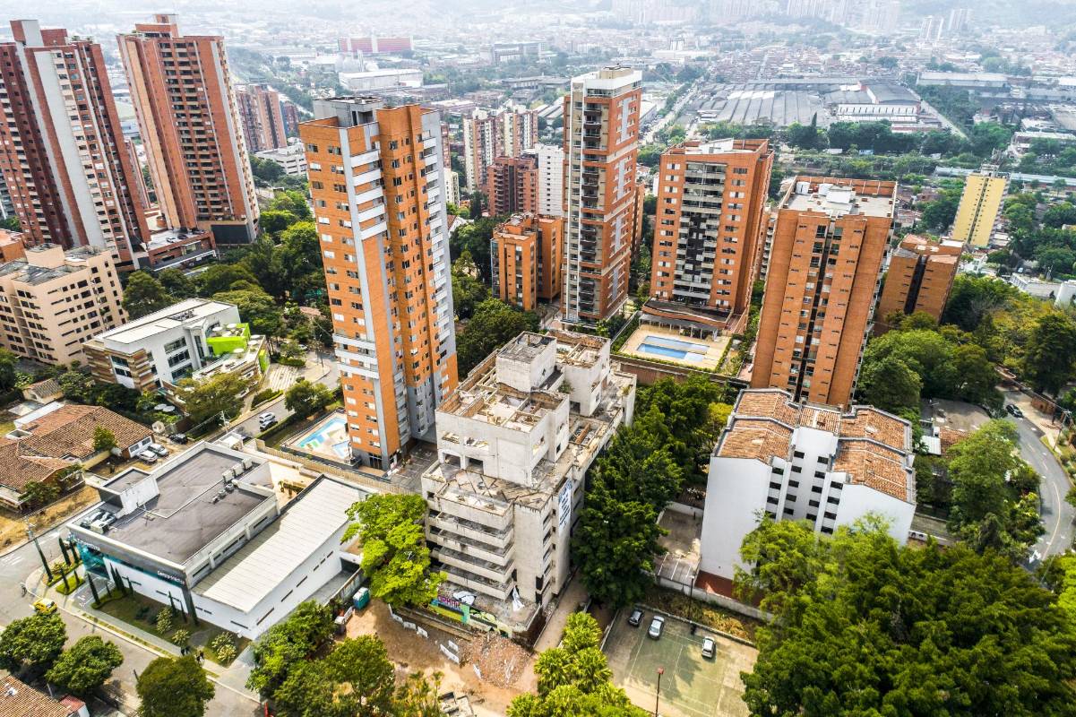 El viernes, a partir de las 6:00 de la mañana, comenzará la evacuación en en el barrio Santa María de los Ángeles de los edificios ubicados a 100 metros a la redonda del edificio Mónaco. FOTOS JUAN DAVID ÚSUGA