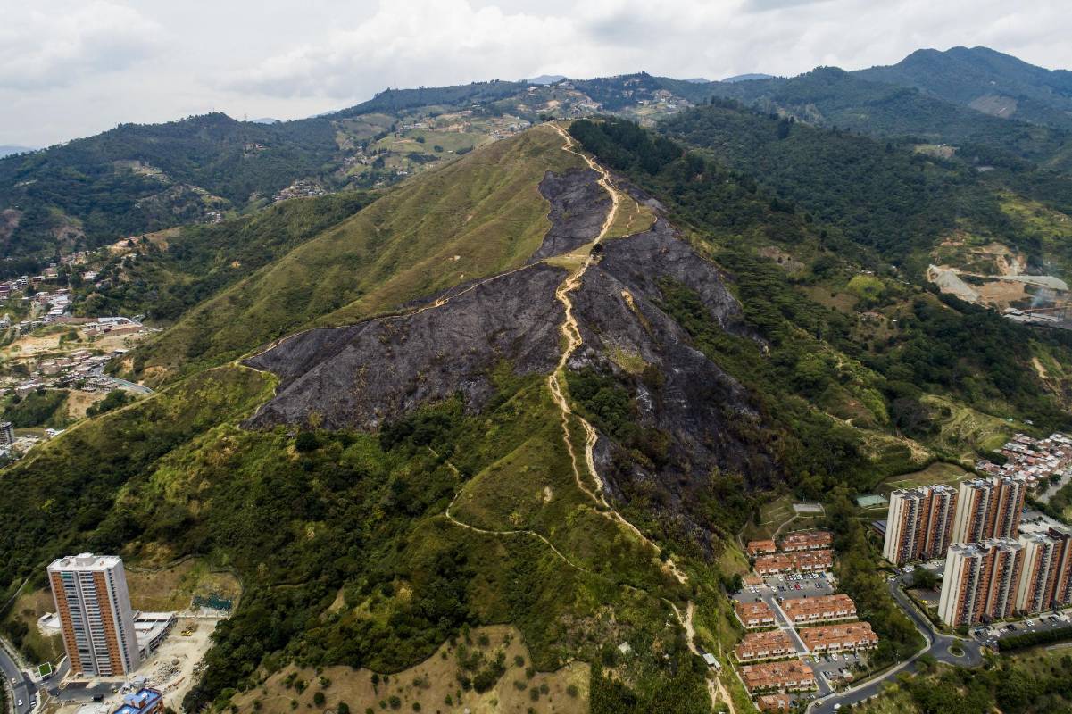 Aunque las llamas causaron temor entre la comunidad vecina del cerro, particularmente en los sectores de la Loma de los Bernal, Belén Aliadas y Belén Rincón, el subdirector Moreno reportó que a las 10:00 p.m. el fuego ya estaba confinado. Foto: Esteban Vanegas Londoño.