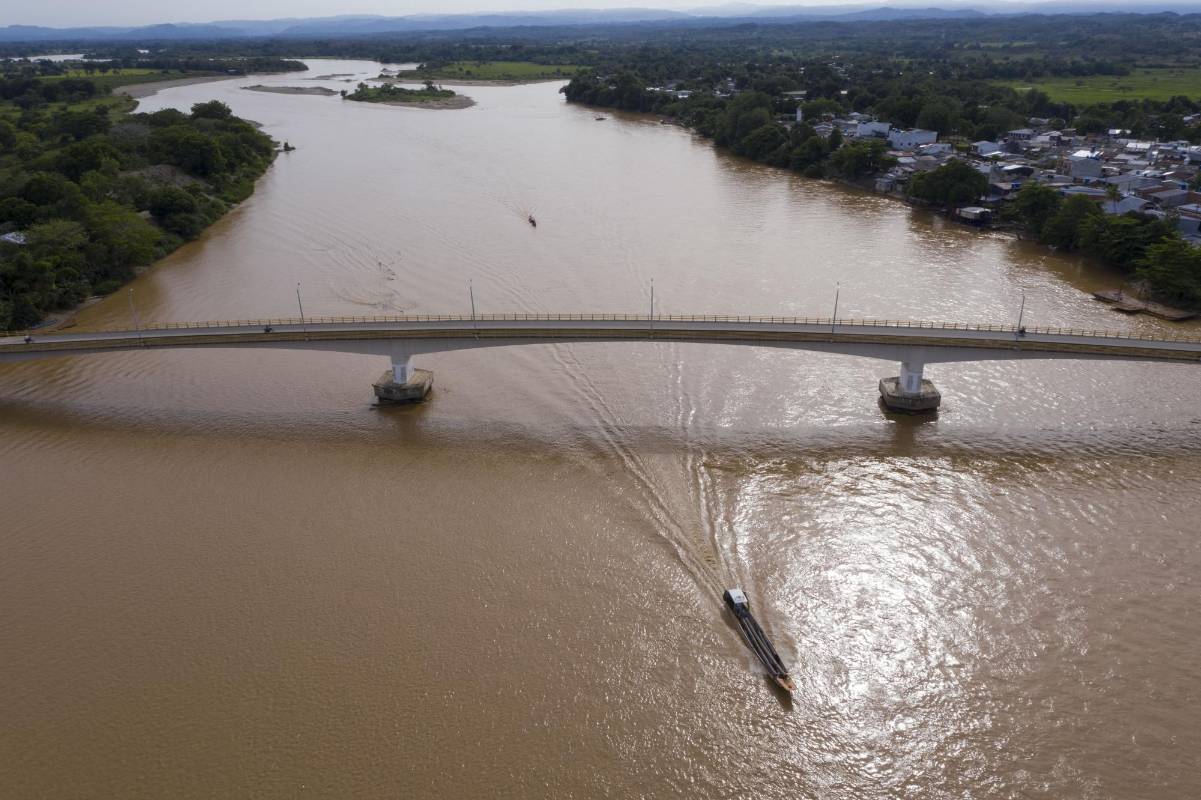 La troncal de la paz y el puente la libertad son consideradas las dos obras más importantes construidas en Zaragoza y El Bagre en 20 años. Su contratación tiene en apuros al actual gobernador de Antioquía Aníbal Gaviria. Foto: Manuel Saldarriaga Quintero.