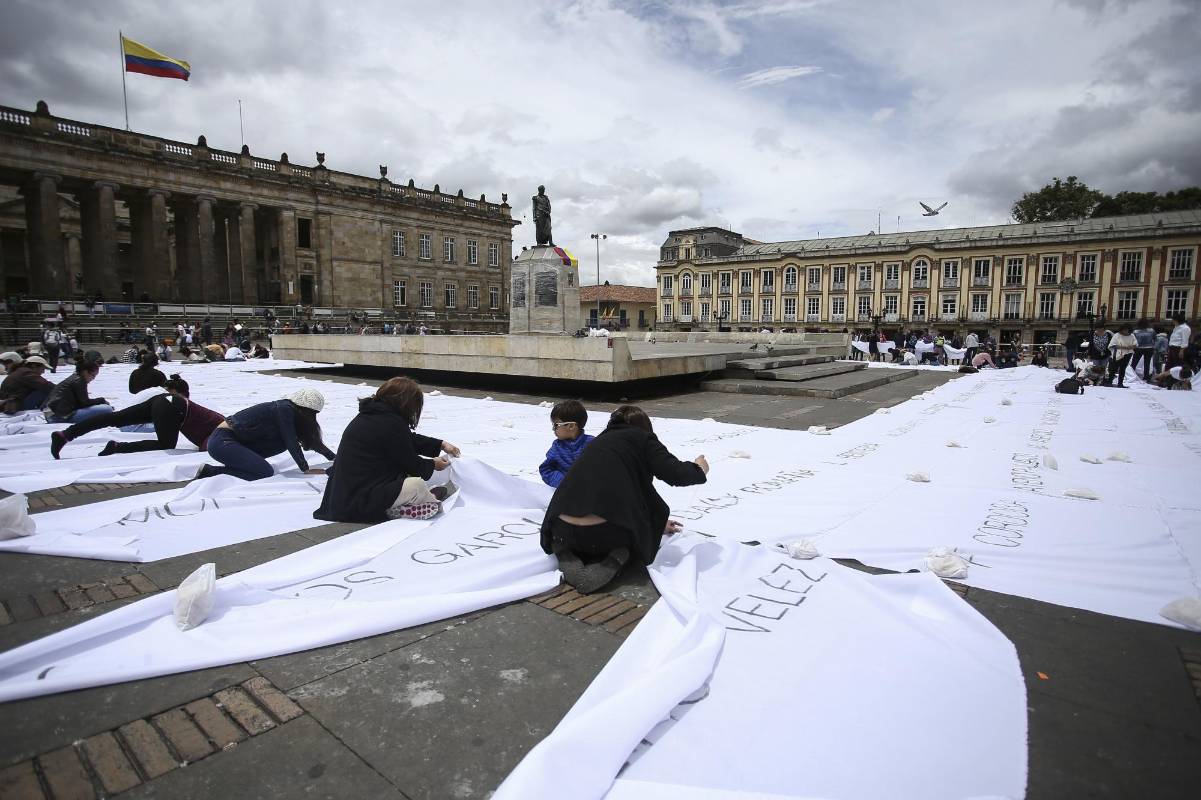 La artista Doris Salcedo propuso hacer un acto simbólico y colectivo por la paz. FOTO AP