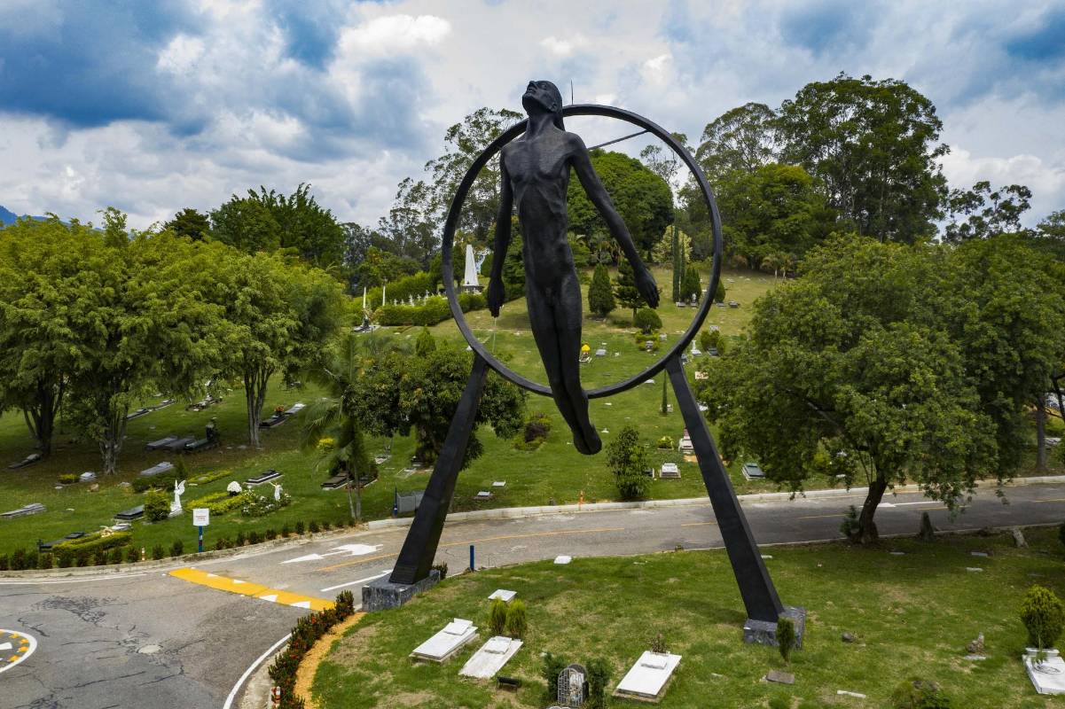 En las ceremonia y velaciones hay espacios demarcados. Los contagiados por covid - 19 no son velados si no cremados, y las cenizas se devuelven a su familia. Foto: Manuel Saldarriaga Quintero