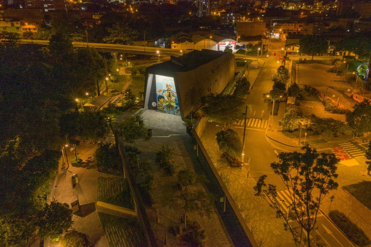 Para este fin de semana se decreta de nuevo la cuarentena, que va desde las 00:00 del viernes 24 hasta las 23:59 del domingo 26 de julio. Así luce Medellín nocturna desde el cielo. Foto: Manuel Saldarriaga Quintero