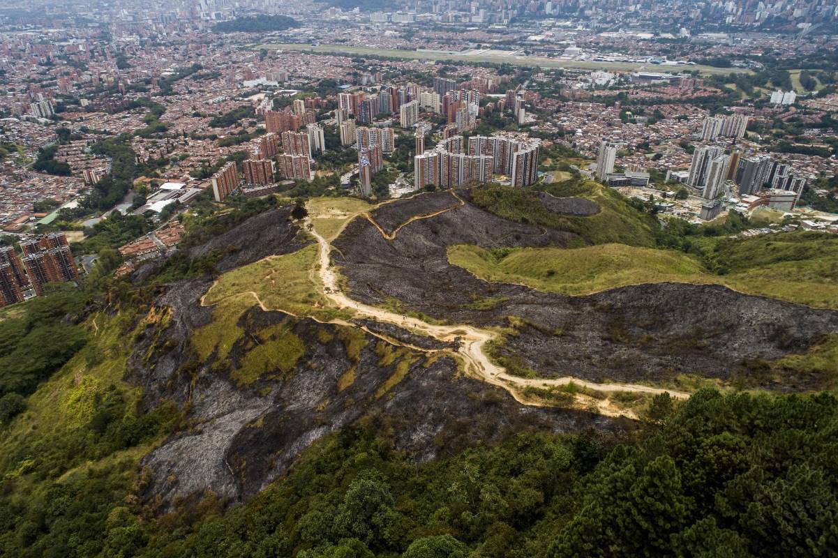 Aunque las llamas causaron temor entre la comunidad vecina del cerro, particularmente en los sectores de la Loma de los Bernal, Belén Aliadas y Belén Rincón, el subdirector Moreno reportó que a las 10:00 p.m. el fuego ya estaba confinado. Foto: Esteban Vanegas Londoño. 