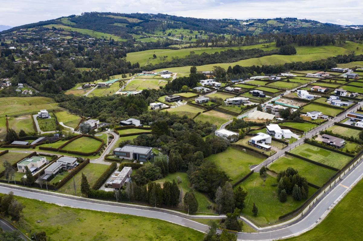 La expansión urbanística en la frontera entre los valles de Aburrá y San Nicolás disparo el costo del predial. El uso residencial del suelo aumentó en 122% en la zona rural de Envigado durante los últimos años. Antes las quejas de la comunidad, la alcaldía municipal de Envigado dispuso mecanismo de revisión. Foto: Manuel Saldarriaga Quintero