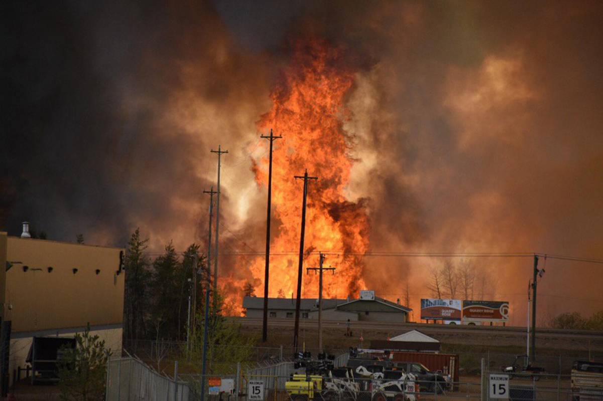 Las autoridades de la provincia de Alberta, donde está Fort McMurray, solicitaron a Ottawa el envío de personal militar para ayudar con la evacuación, la mayor que se ha producido en la historia de la provincia. FOTO Reuters