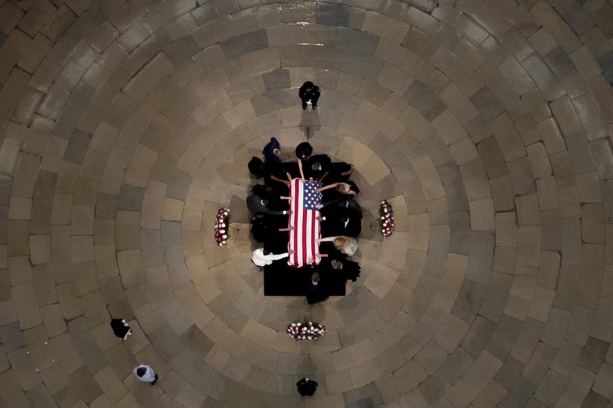 La gente se reúne para presentar sus respetos al ataúd cubierto de banderas del fallecido congresista estadounidense. Foto: AFP