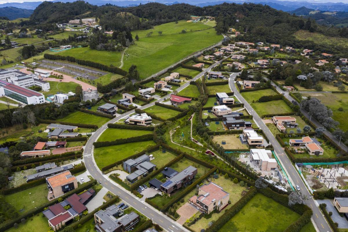 La expansión urbanística en la frontera entre los valles de Aburrá y San Nicolás disparo el costo del predial. El uso residencial del suelo aumentó en 122% en la zona rural de Envigado durante los últimos años. Antes las quejas de la comunidad, la alcaldía municipal de Envigado dispuso mecanismo de revisión. Foto: Manuel Saldarriaga Quintero