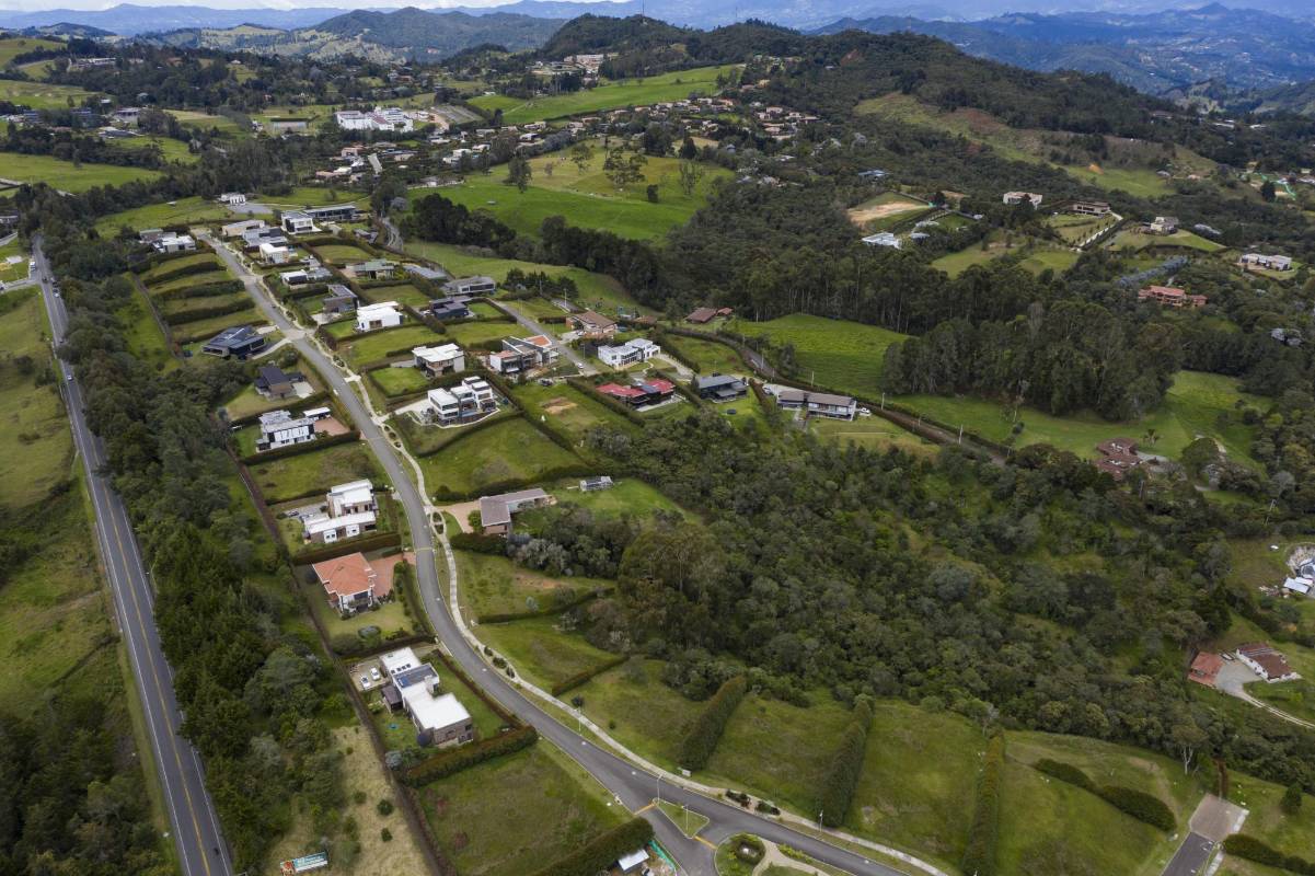 La expansión urbanística en la frontera entre los valles de Aburrá y San Nicolás disparo el costo del predial. El uso residencial del suelo aumentó en 122% en la zona rural de Envigado durante los últimos años. Antes las quejas de la comunidad, la alcaldía municipal de Envigado dispuso mecanismo de revisión. Foto: Manuel Saldarriaga Quintero