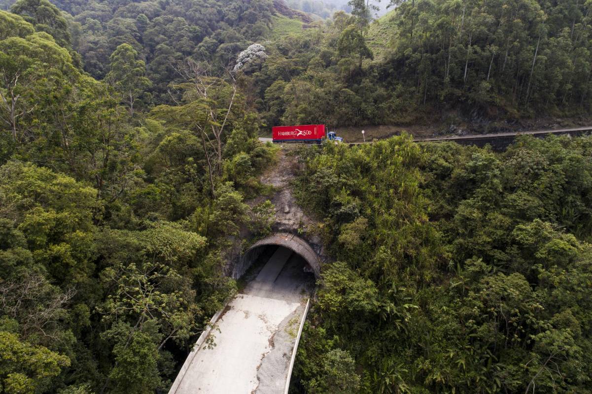 El túnel de La línea hace parte del corredor vial que comunica a Bogotá con Buenaventura y mueve cerca del 40 por ciento de la carga nacional. FOTO: ESTEBAN VANEGAS