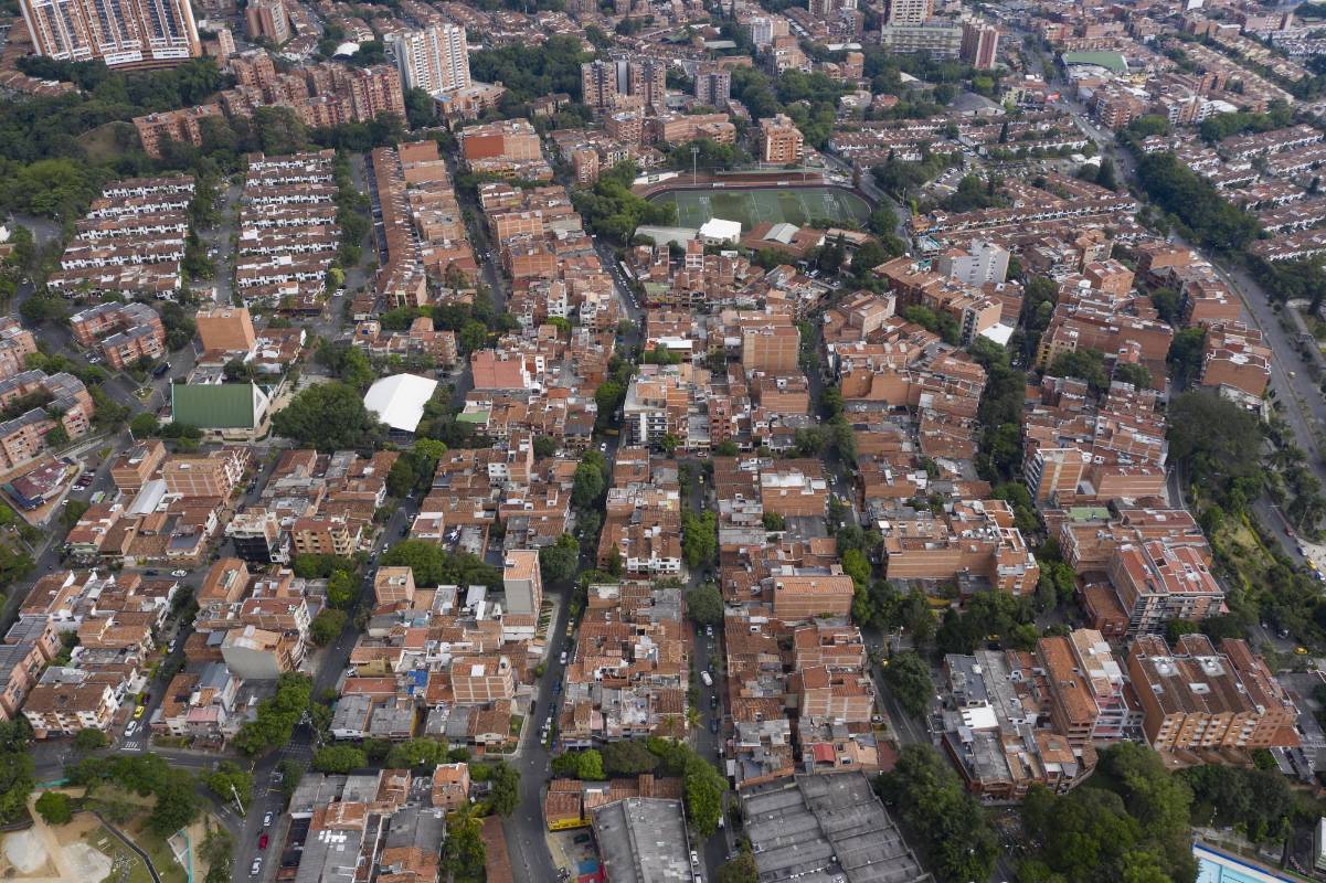 La expansión urbanística en la frontera entre los valles de Aburrá y San Nicolás disparo el costo del predial. El uso residencial del suelo aumentó en 122% en la zona rural de Envigado durante los últimos años. Antes las quejas de la comunidad, la alcaldía municipal de Envigado dispuso mecanismo de revisión. Foto: Manuel Saldarriaga Quintero