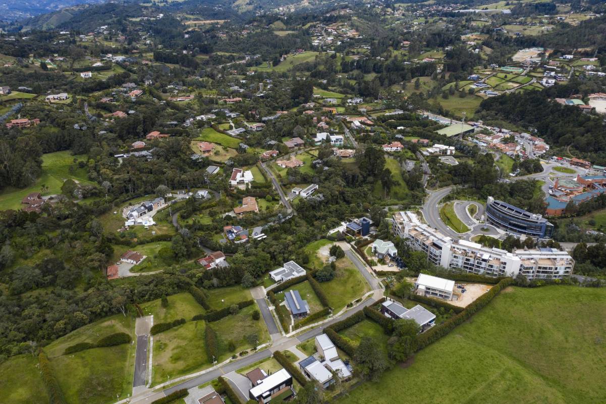La expansión urbanística en la frontera entre los valles de Aburrá y San Nicolás disparo el costo del predial. El uso residencial del suelo aumentó en 122% en la zona rural de Envigado durante los últimos años. Antes las quejas de la comunidad, la alcaldía municipal de Envigado dispuso mecanismo de revisión. Foto: Manuel Saldarriaga Quintero