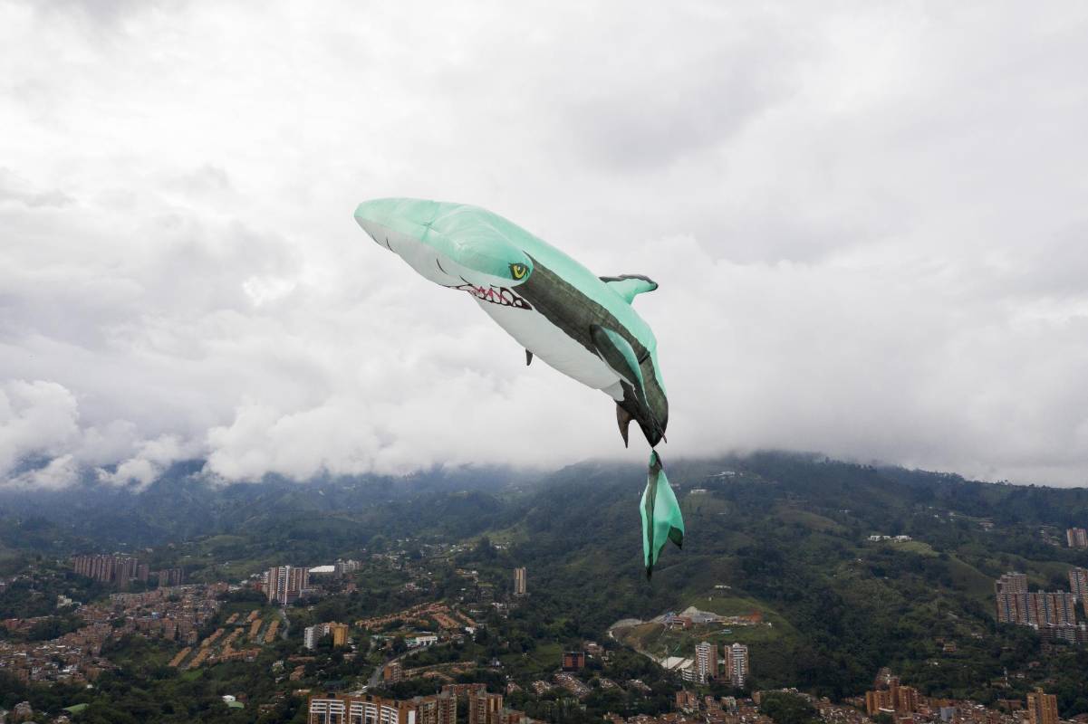 El día amaneció opaco por lo que hubo que esperar para soltar los globos solares. FOTO Esteban Vanegas