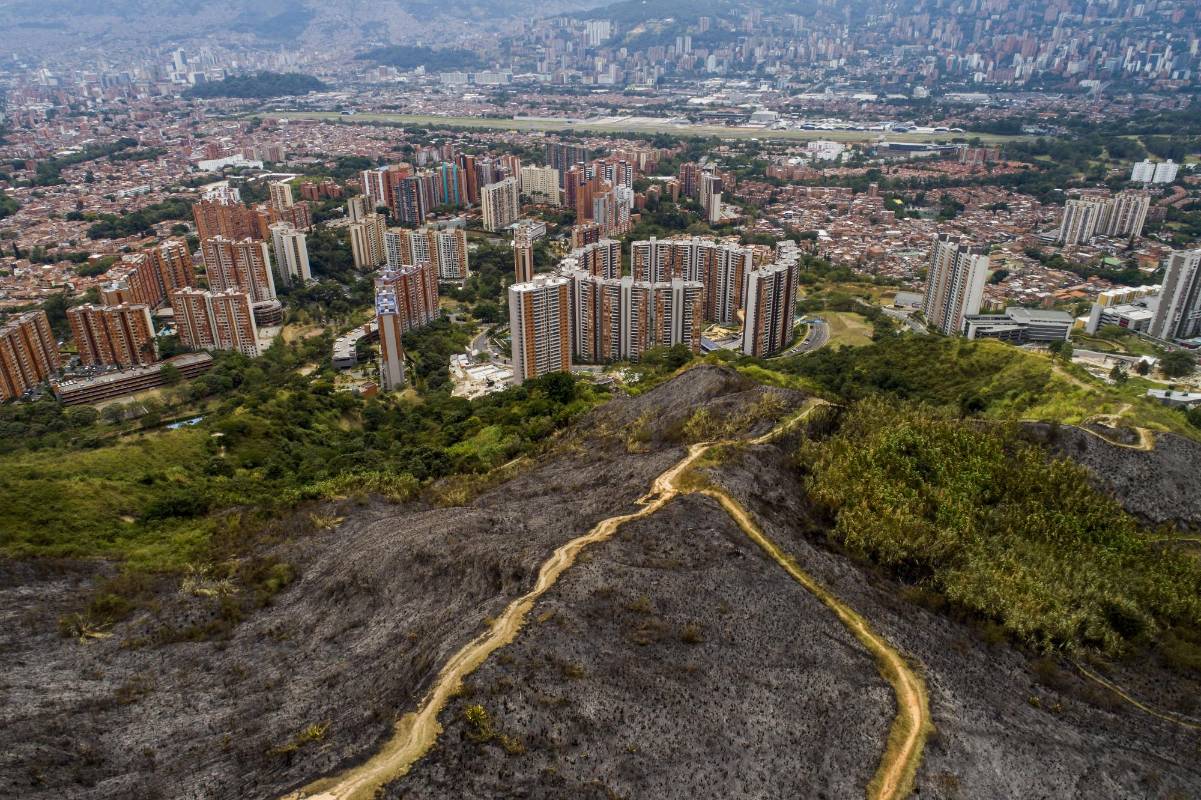 Para el control del incendio de anoche se empleó un helicóptero con el sistema Bambi Bucket, y un dron con un visor térmico que permitió atacar los principales focos de la conflagración. Foto: Esteban Vanegas Londoño. 