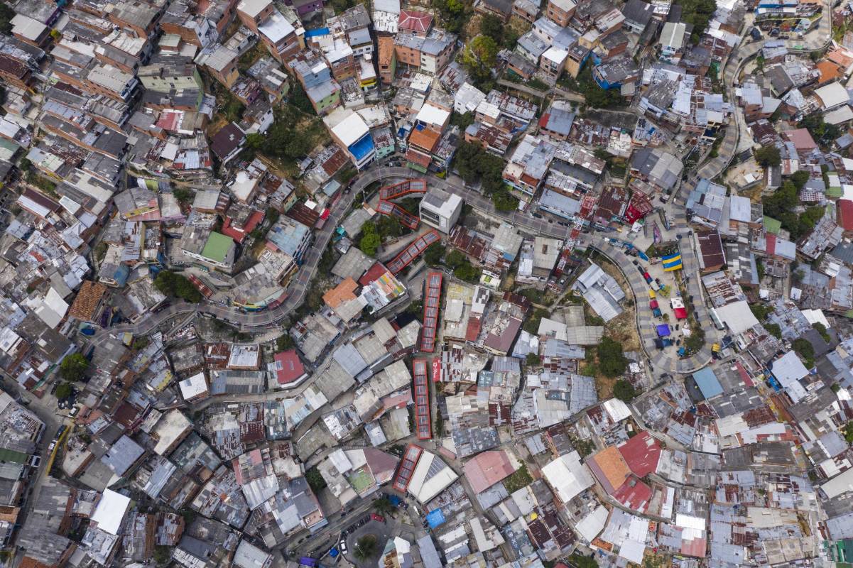 En el barrio La Independencia, de Medellín, donde están las escaleras eléctricas y se realiza el grafiti tour, la gente se resguarda cumplidamente ante el coronavirus y espera el día en que puedan atender de nuevo a los turistas. FOTO MANUEL SALDARRIAGA