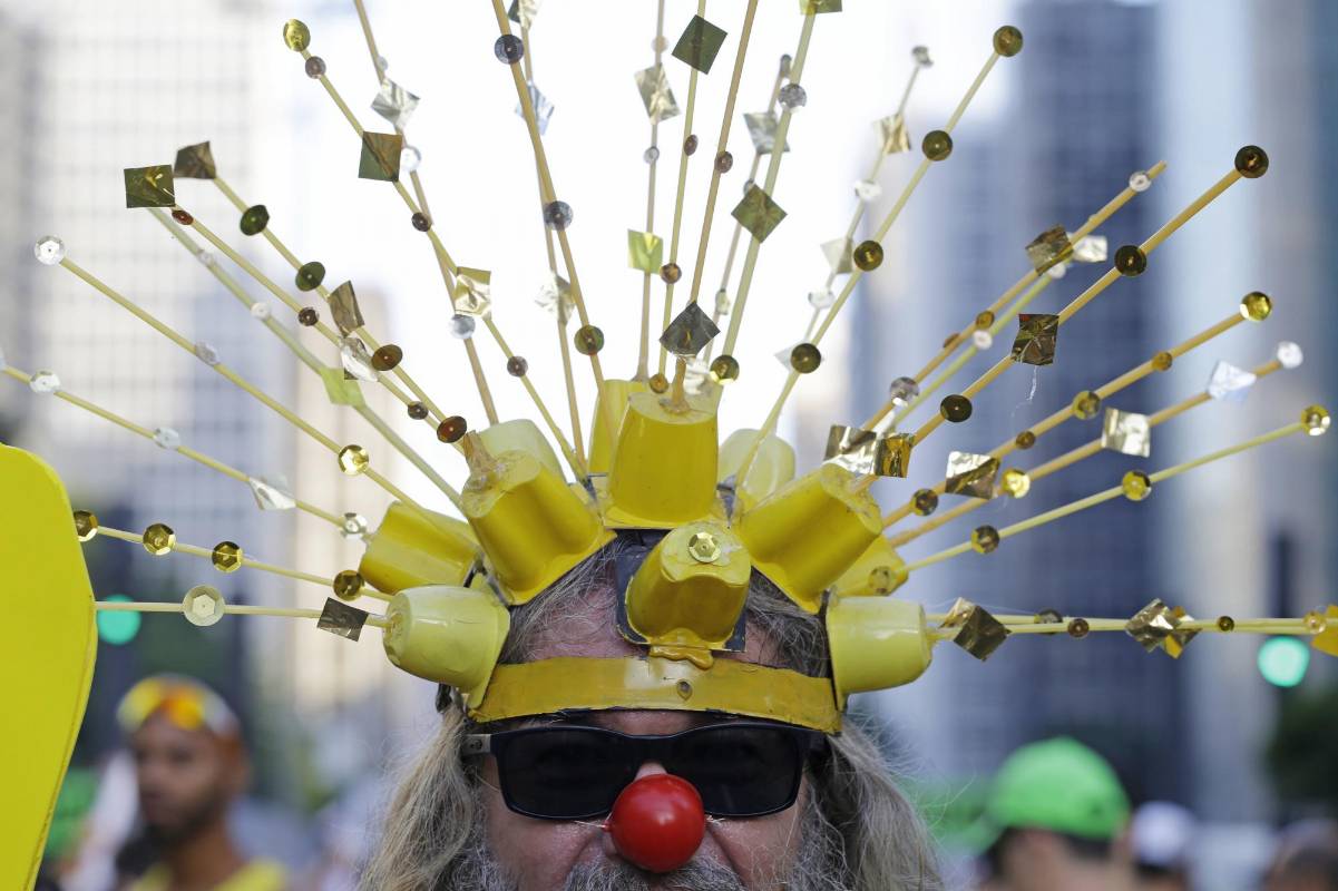 En Sao Paulo, Brasil, empieza desde temprano la celebración de San Silvestre, con una carrera de 15 kilómetros. Los lugareños corren disfrazados. FOTO AP