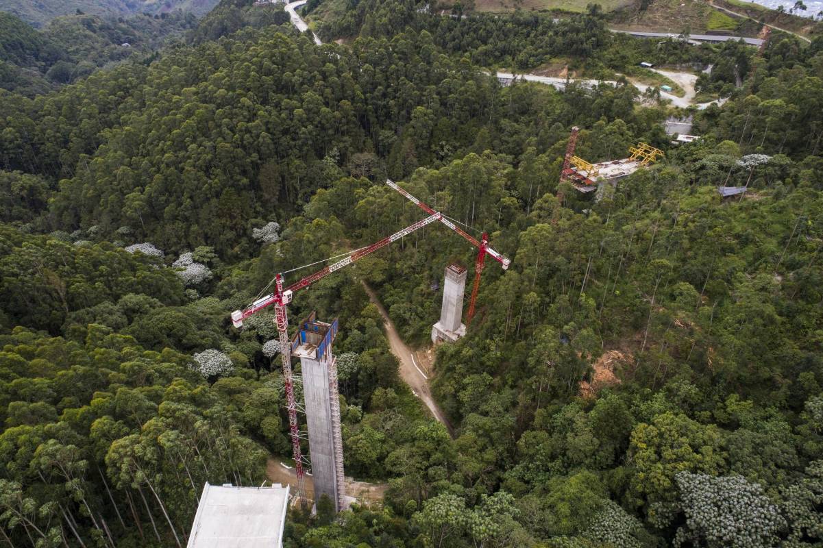 La veeduría del proyecto y la Contraloría han advertido que el plazo de los 12 meses para concluir la obra no serán fáciles de cumplir. El ministro de Transporte, Germán Cardona, le dijo a El Colombiano que el presidente Juan Manuel Santos inaugurará el proyecto. FOTO: ESTEBAN VANEGAS