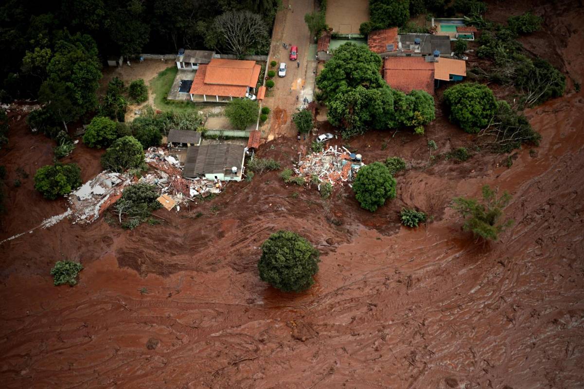 El mar de lama también alcanzó algunas viviendas de la comunidad Vila Ferteco. Foto: EFE/Antonio Lacerda