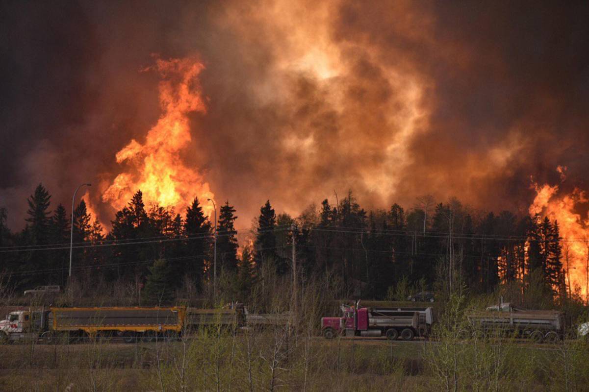 Las tareas de evacuación han sido facilitadas por la apertura en la noche del 3 de mayo de la autopista 63, que conecta Fort McMurray con la capital de Alberta, Edmonton, y que durante gran parte del día estuvo cerrada por las llamas. FOTO Reuters 
