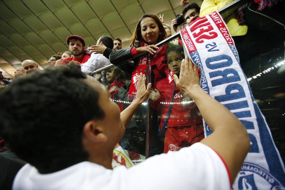 El goleador se fue tras la portería a celebrar el gol para encontrarse con su familia. FOTO REUTERS