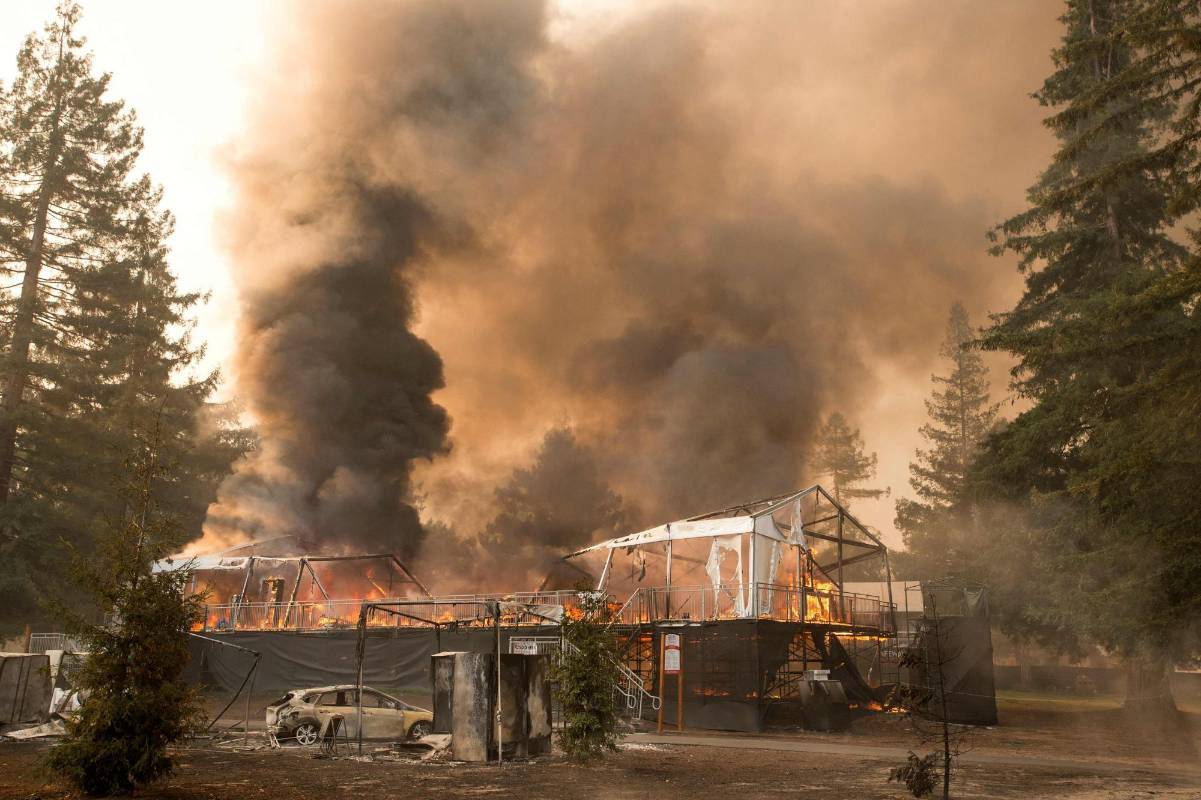 También han tenido que ser evacuados hospitales y negocios. FOTO AFP