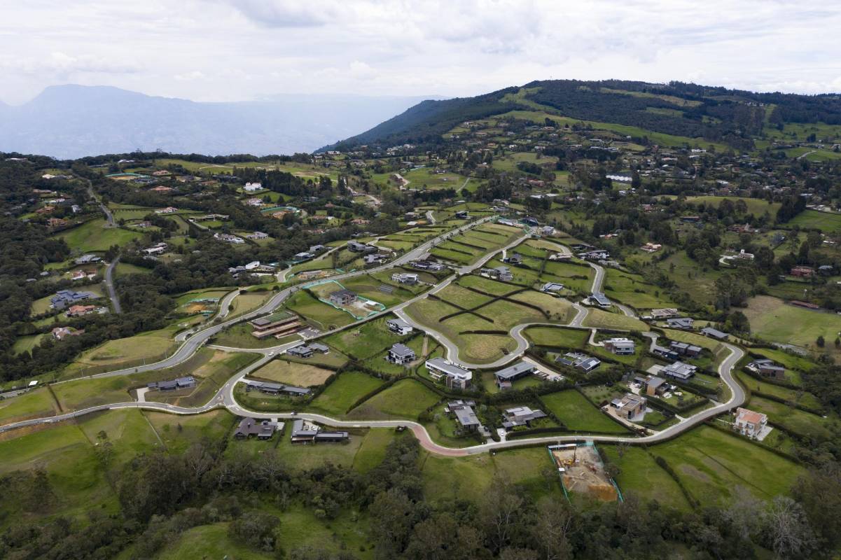 La expansión urbanística en la frontera entre los valles de Aburrá y San Nicolás disparo el costo del predial. El uso residencial del suelo aumentó en 122% en la zona rural de Envigado durante los últimos años. Antes las quejas de la comunidad, la alcaldía municipal de Envigado dispuso mecanismo de revisión. Foto: Manuel Saldarriaga Quintero