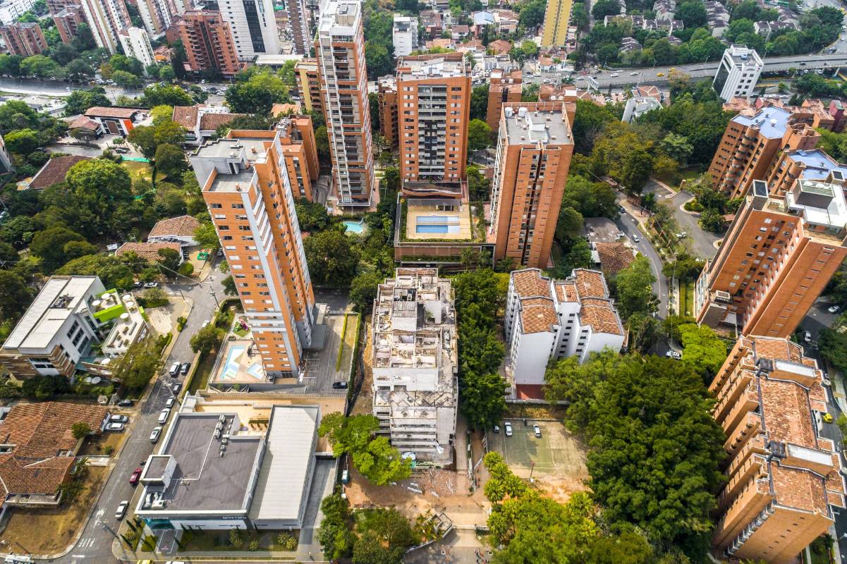 El viernes, a partir de las 6:00 de la mañana, comenzará la evacuación en en el barrio Santa María de los Ángeles de los edificios ubicados a 100 metros a la redonda del edificio Mónaco. FOTOS JUAN DAVID ÚSUGA