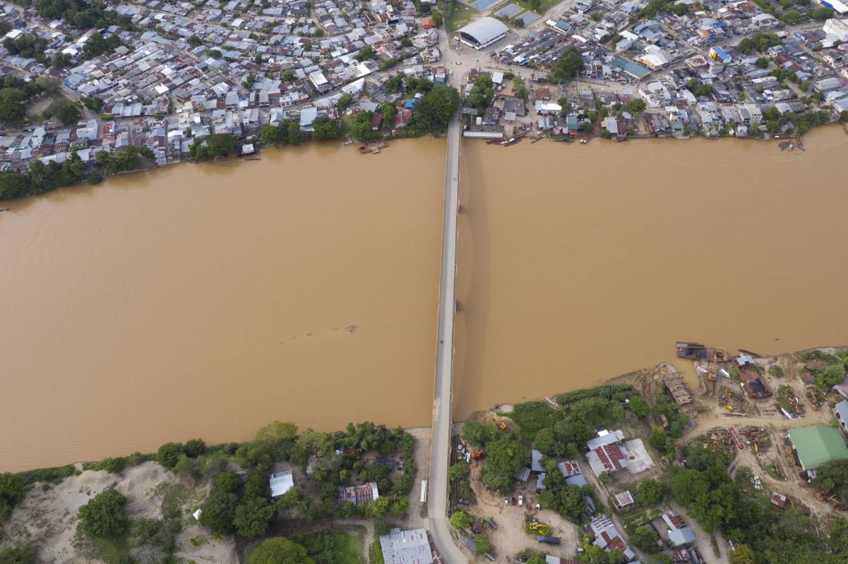 La troncal de la paz y el puente la libertad son consideradas las dos obras más importantes construidas en Zaragoza y El Bagre en 20 años. Su contratación tiene en apuros al actual gobernador de Antioquía Aníbal Gaviria. Foto: Manuel Saldarriaga Quintero.