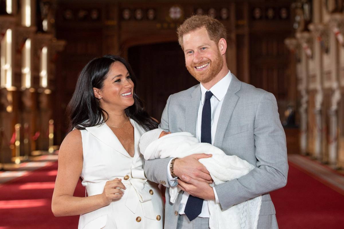 El príncipe Harry, duque de Sussex (R), de Gran Bretaña, y su esposa Meghan, duquesa de Sussex, posan para una foto con su hijo recién nacido en St George’s Hall en Windsor Castle en Windsor, al oeste de Londres, el 8 de mayo de 2019.Dominic Lipinski / AFP