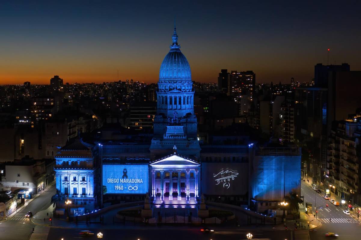 Fanáticos en el mundo le rindieron tributo a la leyenda del fútbol argentino Diego Armando Maradona enterrado en las afueras de Buenos Aires. El cortejo fúnebre recorrió unos 40 km desde la Casa Rosada, sede del Ejecutivo, donde se realizó la velación. Foto: AFP