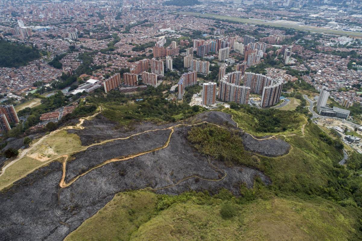 Para el control del incendio de anoche se empleó un helicóptero con el sistema Bambi Bucket, y un dron con un visor térmico que permitió atacar los principales focos de la conflagración. Foto: Esteban Vanegas Londoño. 