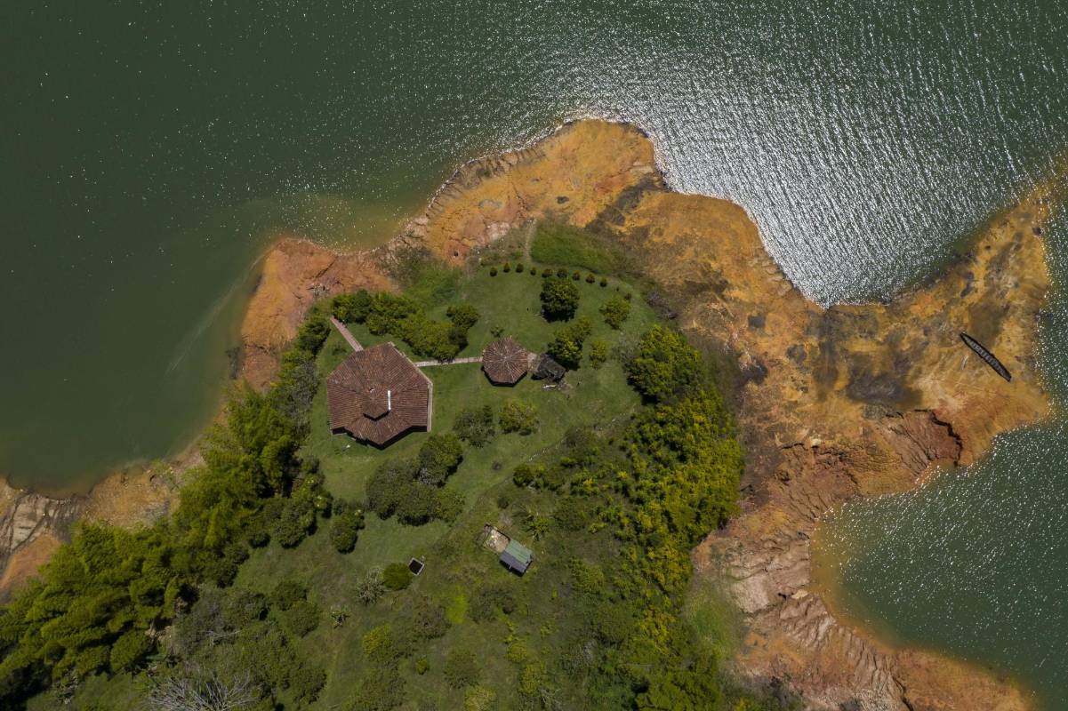La alcaldía adelanta acciones para recuperar la isla del Sol que aparte de una casa de dos niveles, tiene una gran reserva en el bosque con especies en peligro de extinción. Foto: Manuel Saldarriaga Quintero.
