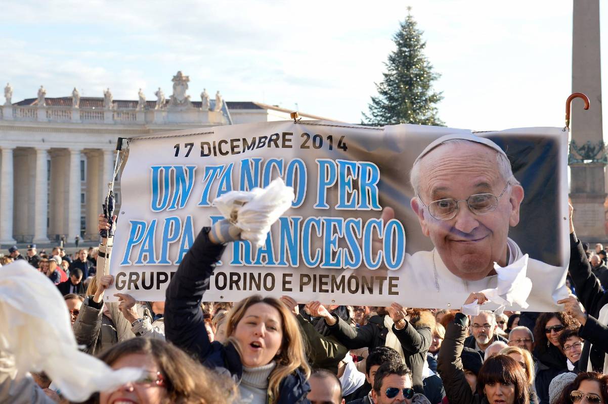 Aunque no se animó a bailar, la argentina y residente en Roma Luisa Cliento se acercó al Vaticano para sumarse al mensaje de feliz cumpleaños de Francisco, un papa que, según dijo, desea que dure “mil años”. FOTO AFP