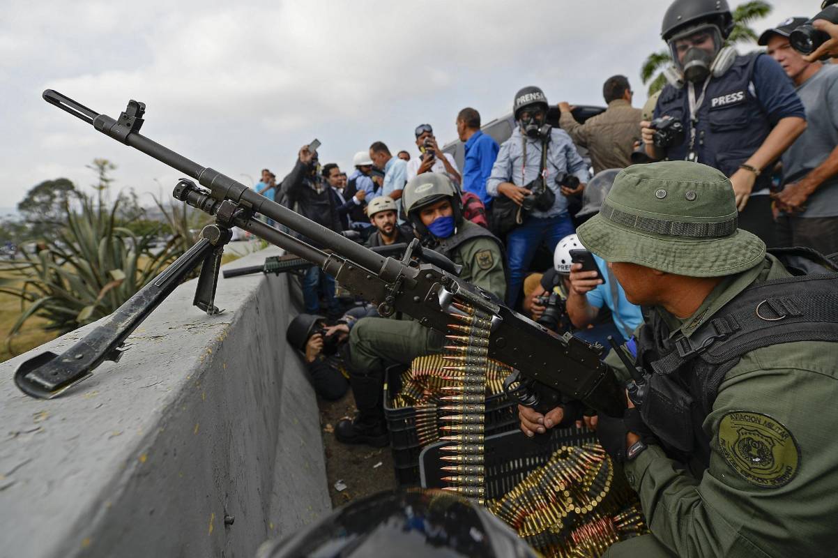 Ante los medios de comunicación del mundo, los militares leales a la oposición respondieron con balas al ataque de los militares que seguían al régimen. FOTO: AFP