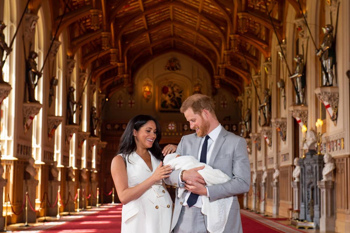 El príncipe Harry, duque de Sussex (R), de Gran Bretaña, y su esposa Meghan, duquesa de Sussex, posan para una foto con su hijo recién nacido en St George’s Hall en Windsor Castle en Windsor, al oeste de Londres, el 8 de mayo de 2019.Dominic Lipinski / AFP
