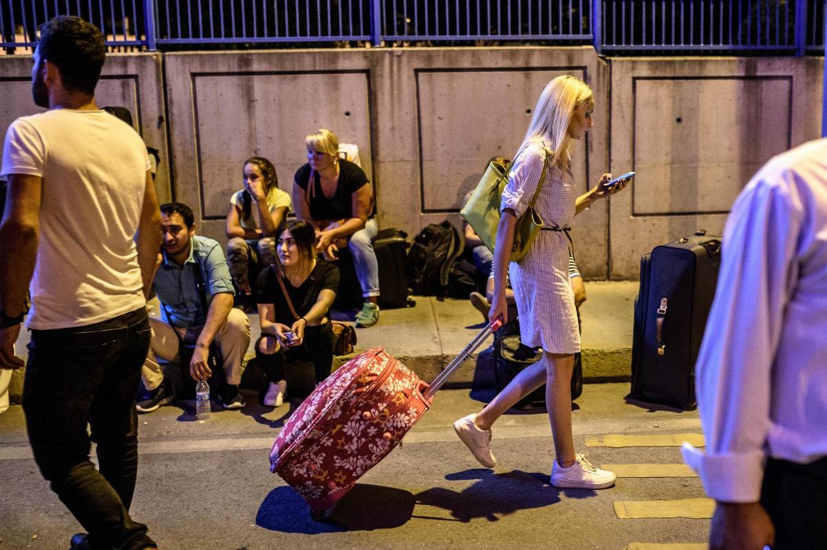 Las autoridades han asegurado que la cifra de fallecidos puede aumentar en las próximas horas y que el ataque ha sido perpetrado por tres terroristas suicidas. FOTO AFP 