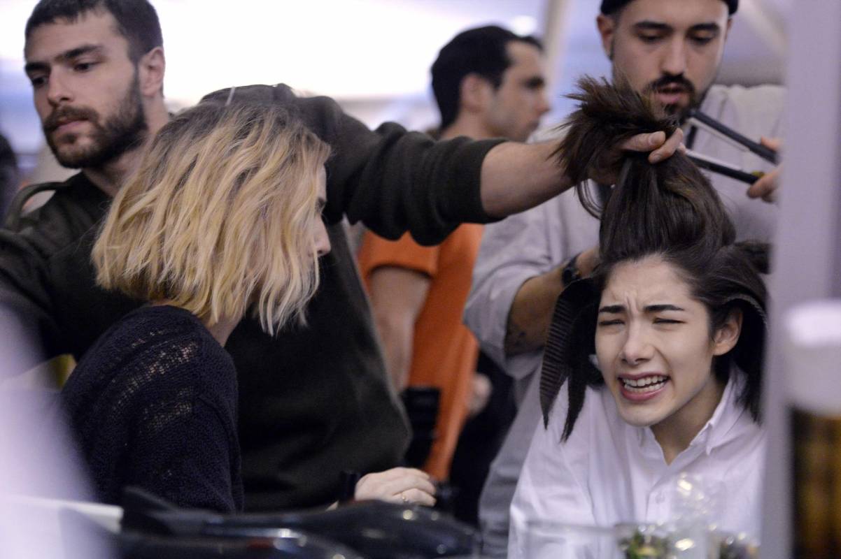 Peluqueros y maquilladores también son protagonistas detrás de las pasarelas. FOTO AFP 