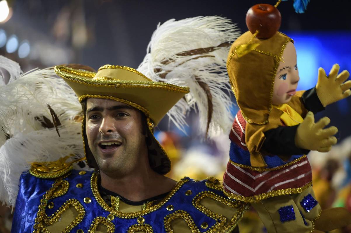 Los brasileños se resistieron al cansancio y derrocharon alegría en el último día del Carnaval. FOTO AFP