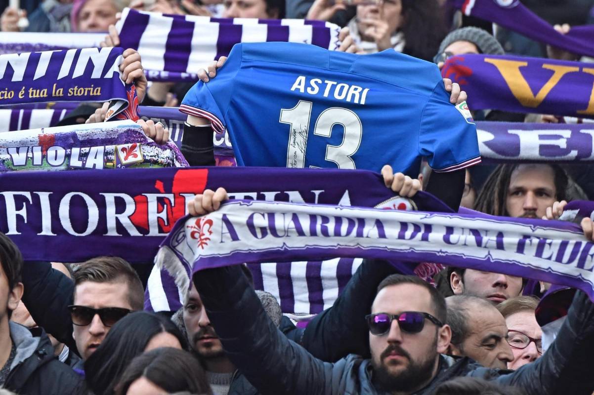 Algunos de los asistentes al último adiós al capital de la Fiorentina exhibieron su la camiseta con el número 13, que vistió el jugador. FOTO EFE