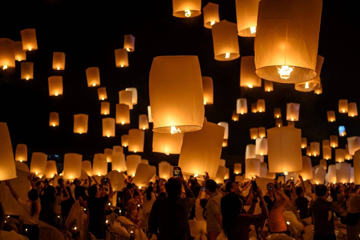 Miles de personas se reúnen cada noviembre para hacer ofrendas florales y de globos de luz bajo la tradición del budismo que se vive en Tailandia, la mayoría de los participantes empezaron siendo agricultores, pero ahora llegan muchos turistas y residentes del país por el colorido de la celebración. Foto: Mladen Antonov, Agencia AFP