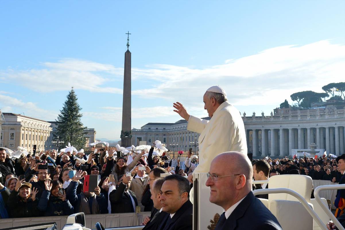 “¡Os deseo un buen espectáculo y qué sople un poco de viento pampero!”, exclamó el papa durante los saludos en español al dirigirse a un nutrido grupo de personas que habían organizado una exhibición de tango como regalo por el 78 cumpleaños del pontífice de Buenos Aires. FOTO AFP