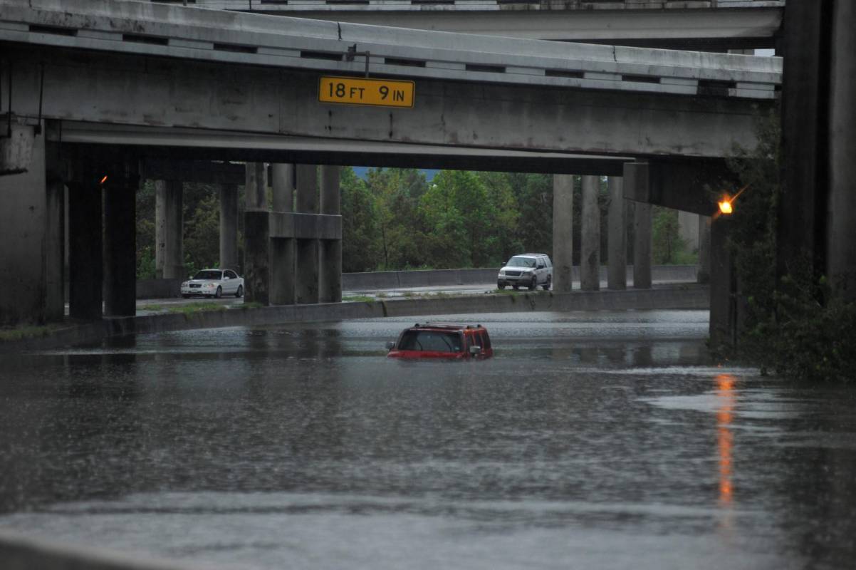 El servicio meteorológico estadounidense calificó como unas inundaciones catastróficas sin precedentes en el este de Texas y en Houston. FOTO REUTERS