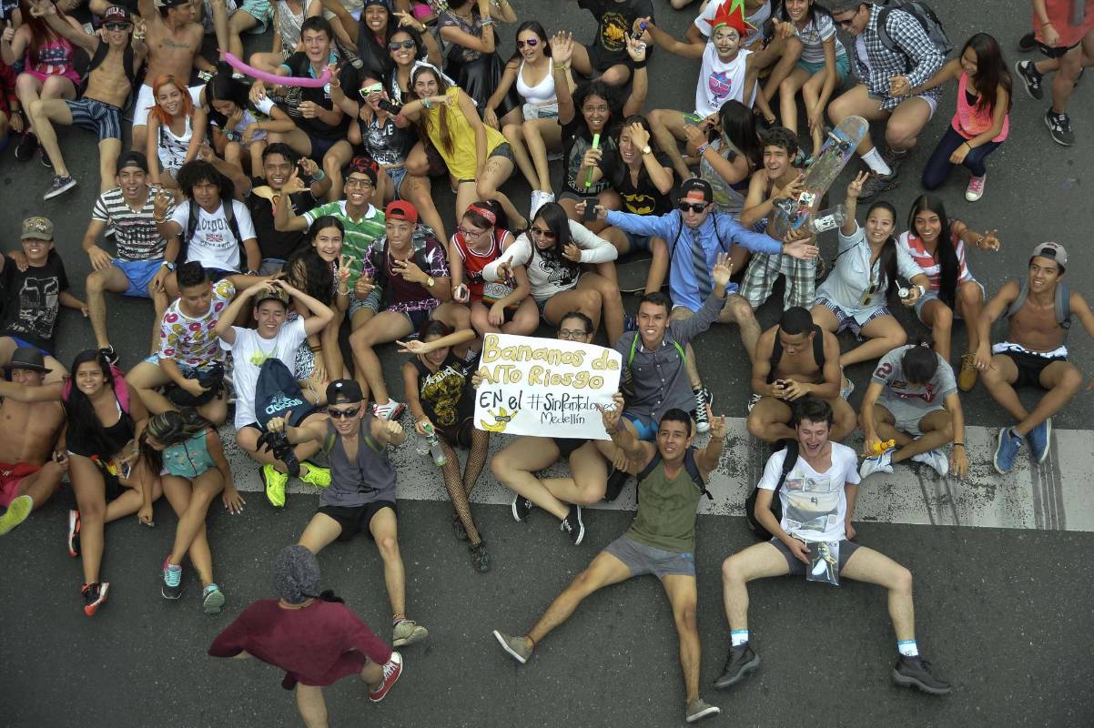 Más de dos mil personas hicieron parte de la tradicional ‘marcha sin pantalones’ realizada en Medellín. La manifestación tenía como fin defender la libertad de expresión a nivel mundial. FOTO AFP.